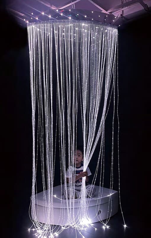 Decorative fibre optics for a multisensory space